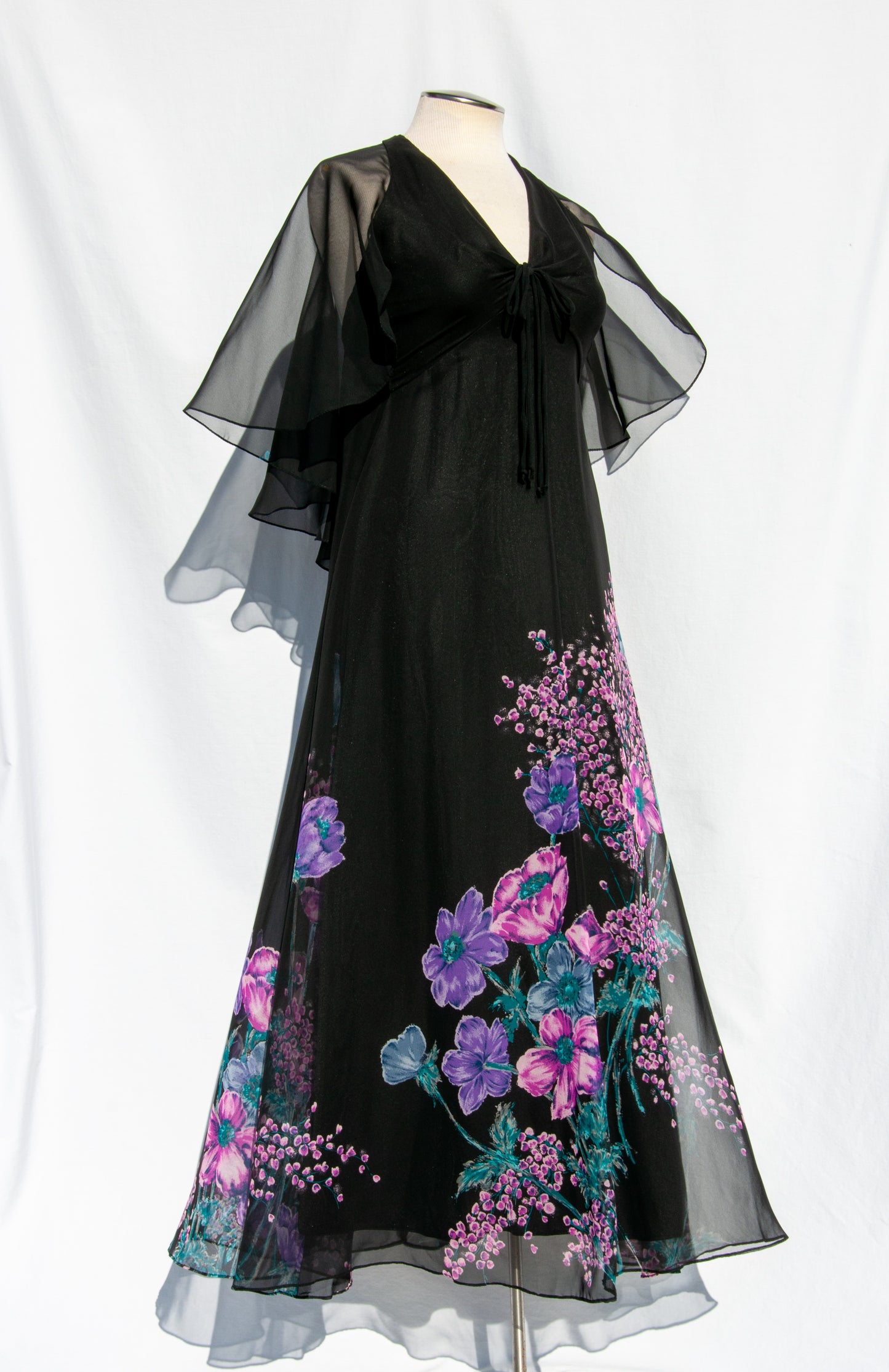 I.MAGNIN 1970S PURPLE AND BLACK FLORAL CAPE SLEEVE DRESS