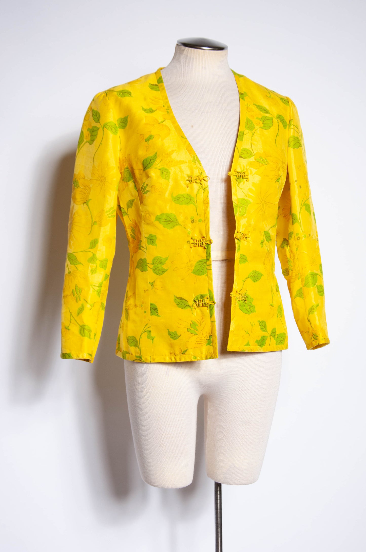 VINTAGE 1960S LIGHTWEIGHT YELLOW FLORAL SILK JACKET