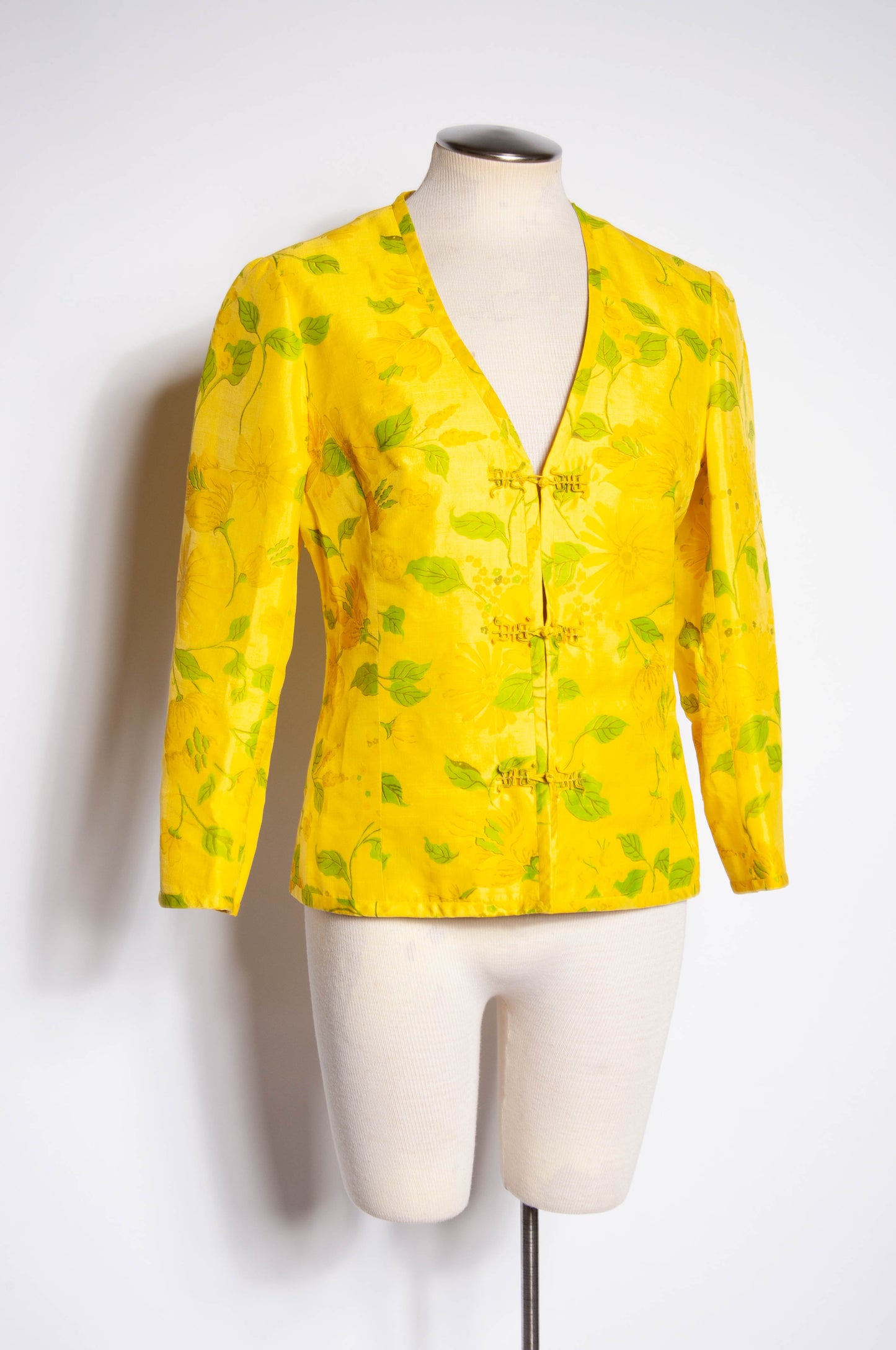 VINTAGE 1960S LIGHTWEIGHT YELLOW FLORAL SILK JACKET