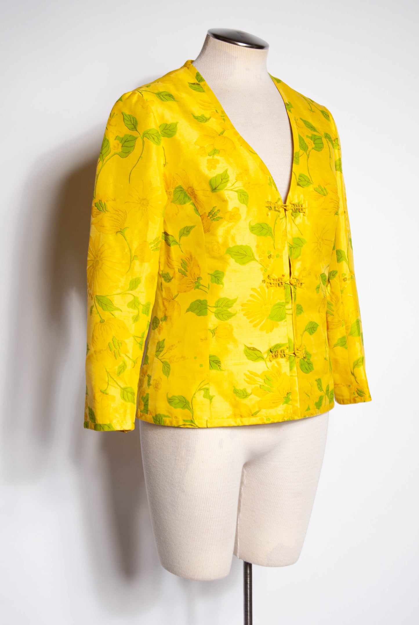 VINTAGE 1960S LIGHTWEIGHT YELLOW FLORAL SILK JACKET