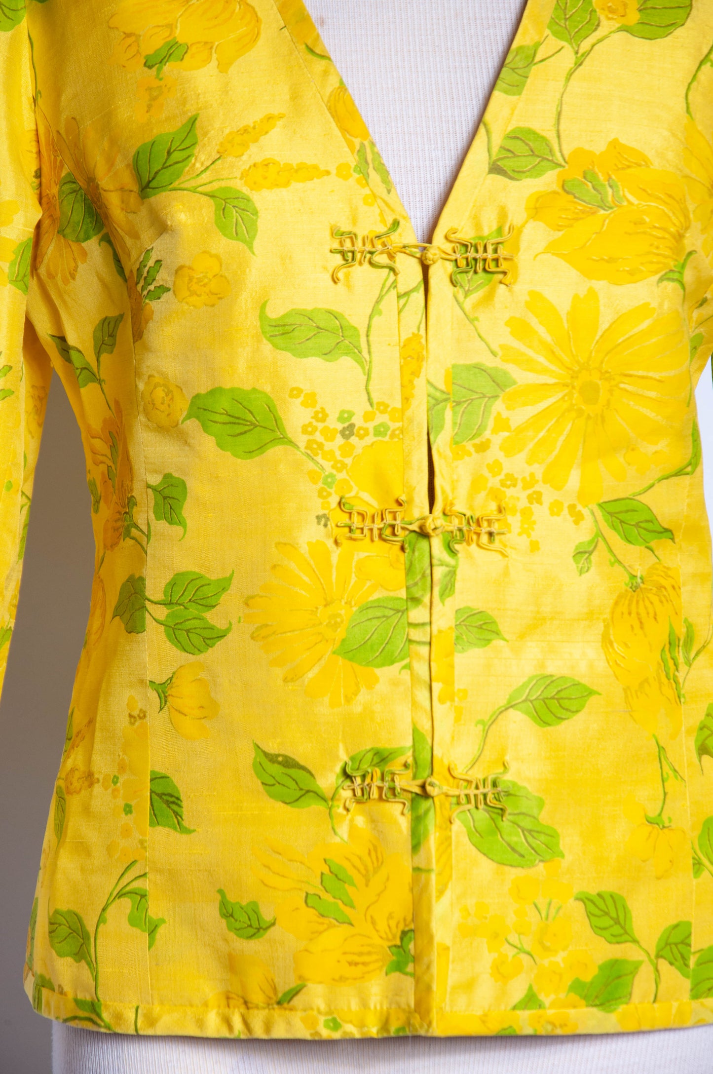 VINTAGE 1960S LIGHTWEIGHT YELLOW FLORAL SILK JACKET