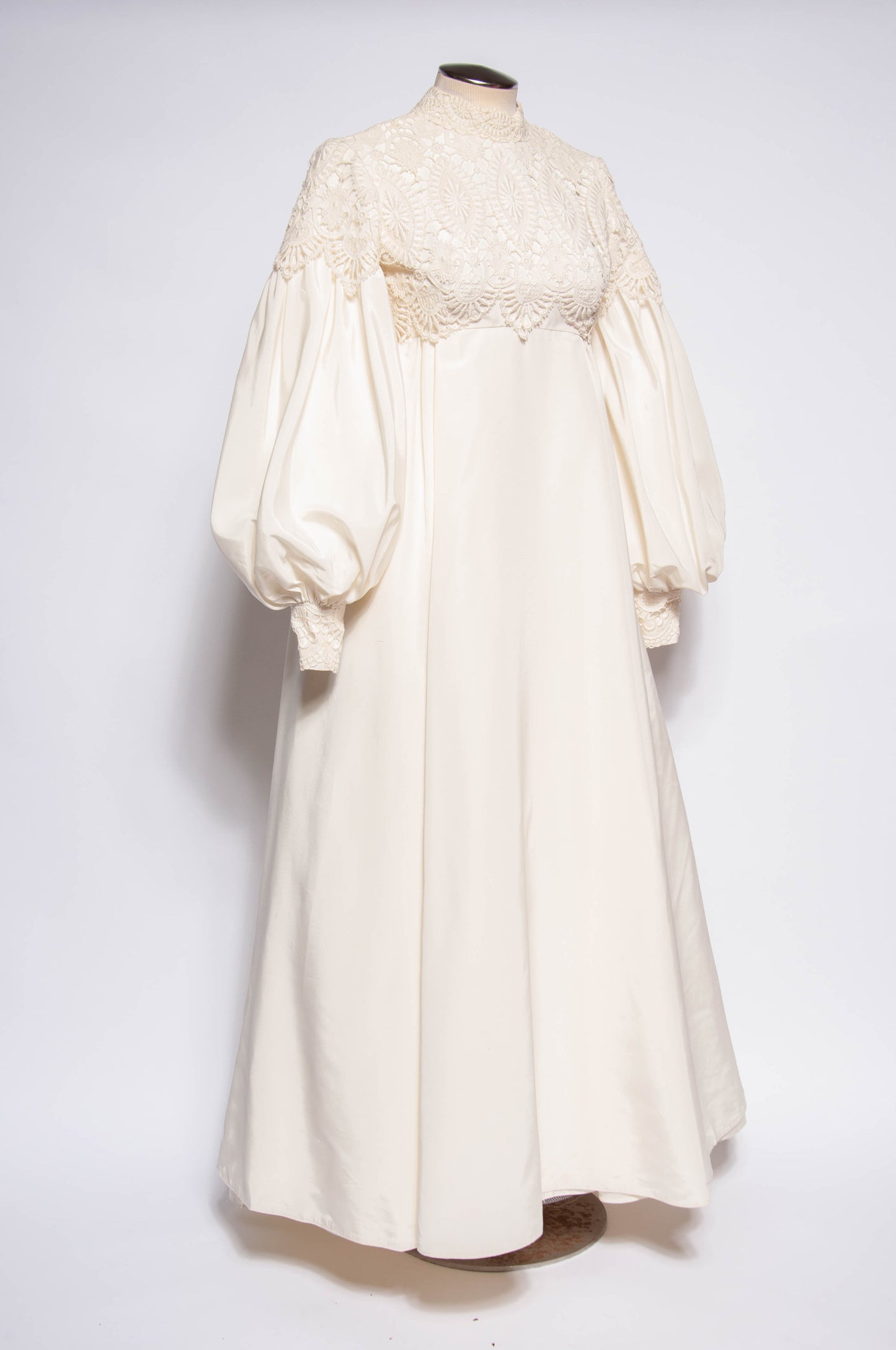 EMMA DOMB VINTAGE 60S/70S WHITE LACE WEDDING GOWN