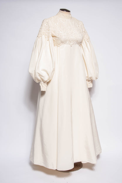 EMMA DOMB VINTAGE 60S/70S WHITE LACE WEDDING GOWN