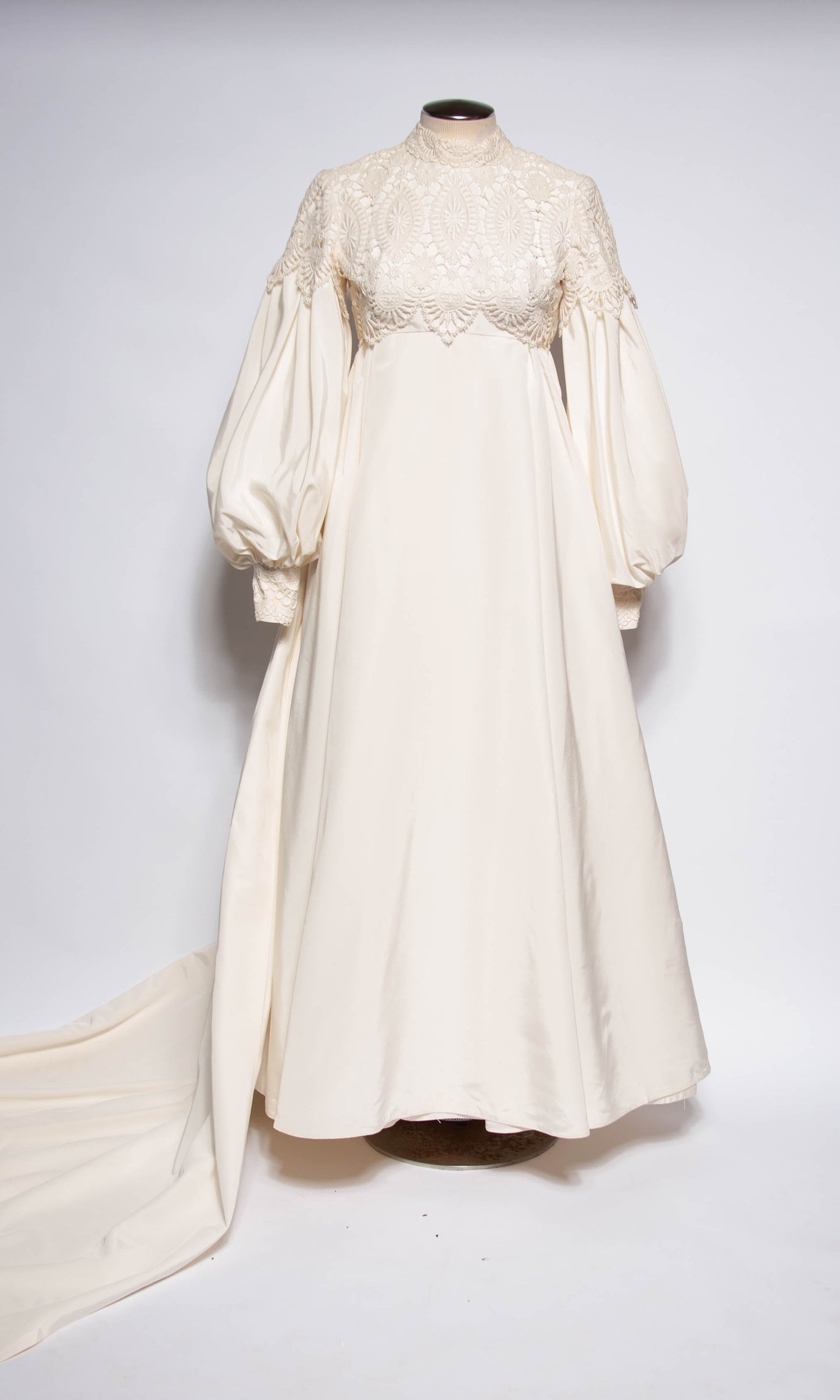 EMMA DOMB VINTAGE 60S/70S WHITE LACE WEDDING GOWN