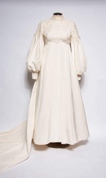 EMMA DOMB VINTAGE 60S/70S WHITE LACE WEDDING GOWN