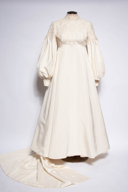 EMMA DOMB VINTAGE 60S/70S WHITE LACE WEDDING GOWN