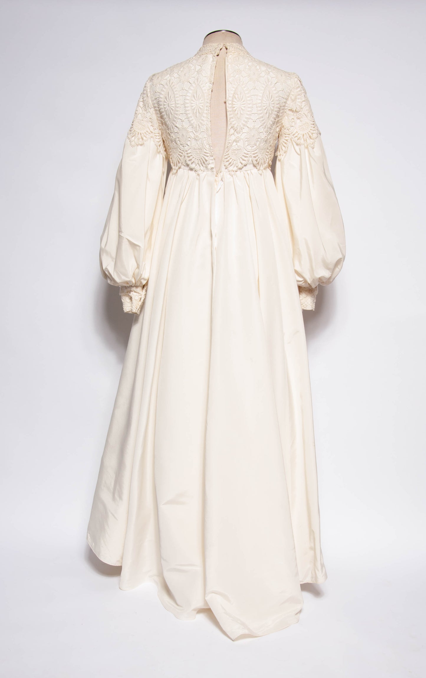 EMMA DOMB VINTAGE 60S/70S WHITE LACE WEDDING GOWN